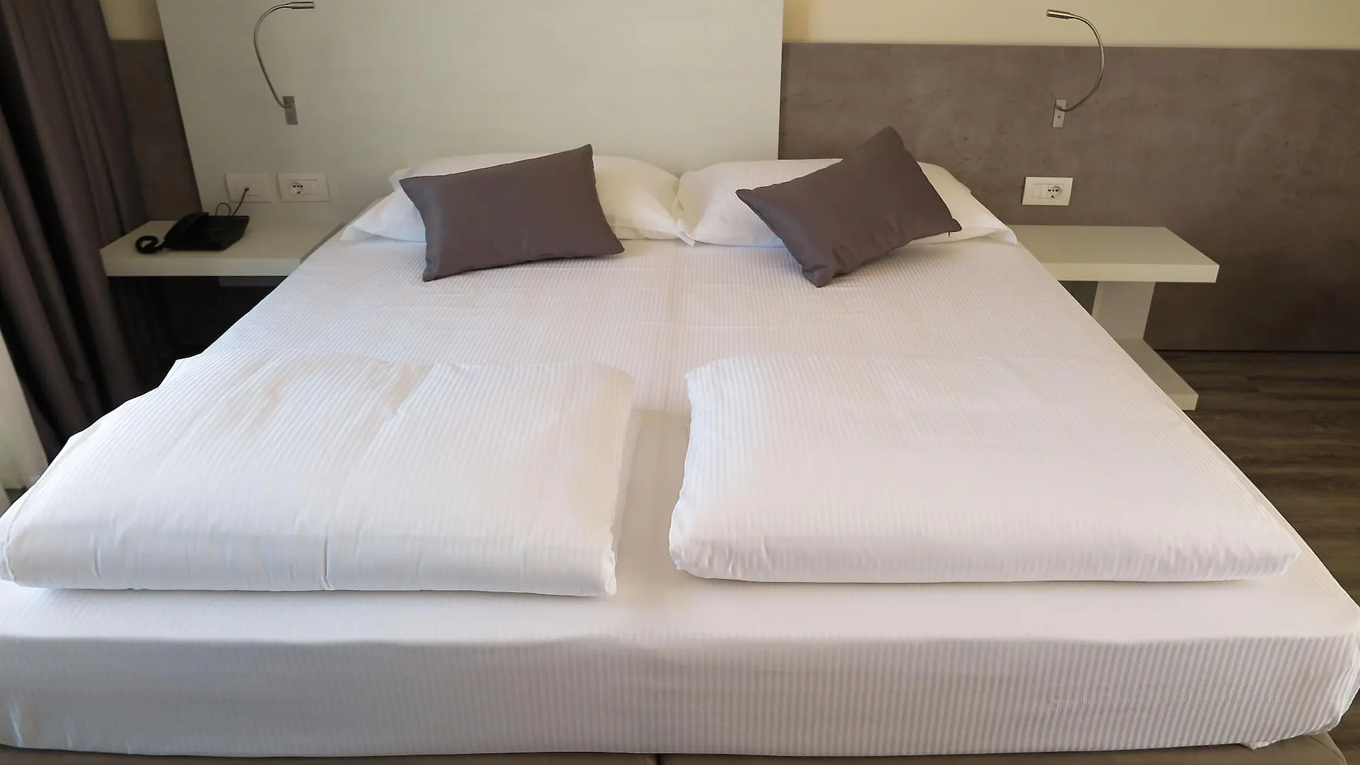 Hotel Oasi Beach Malcesine 3*,  Italien