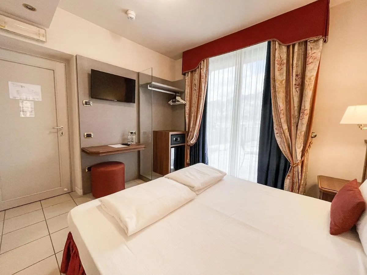 Hotel Oasi Beach Malcesine Italien