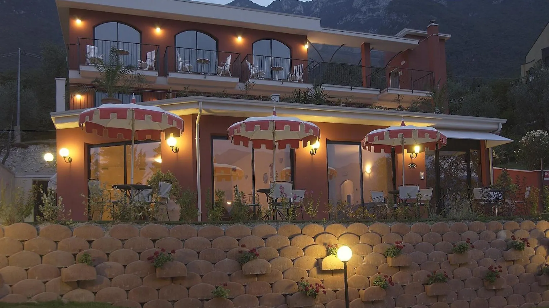 Hotel Oasi Beach Malcesine 3*,